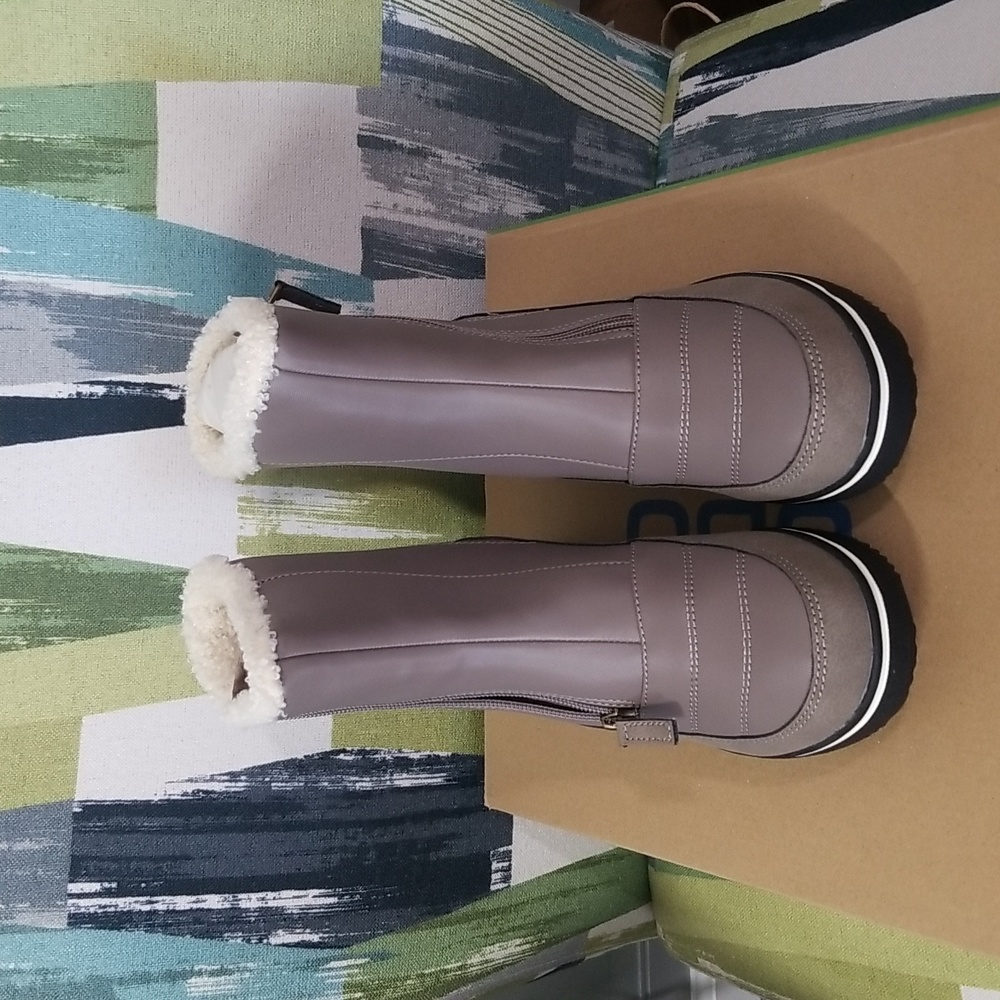 JBU Woman Snowbound In Taupe Size 6 M NIB